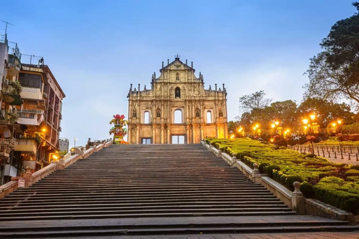 大三巴牌坊近景展示精美的巴洛克式浮雕