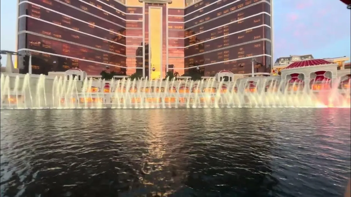 永利皇宫壮观的音乐喷泉和酒店外观夜景